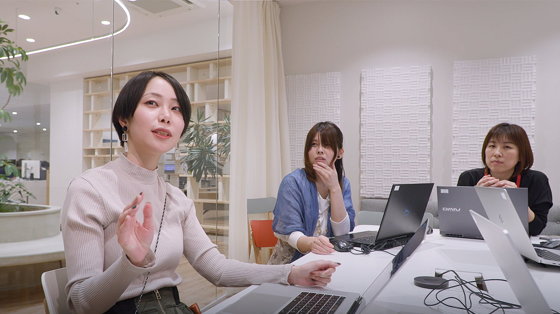 ココネ社員が会話をしている様子