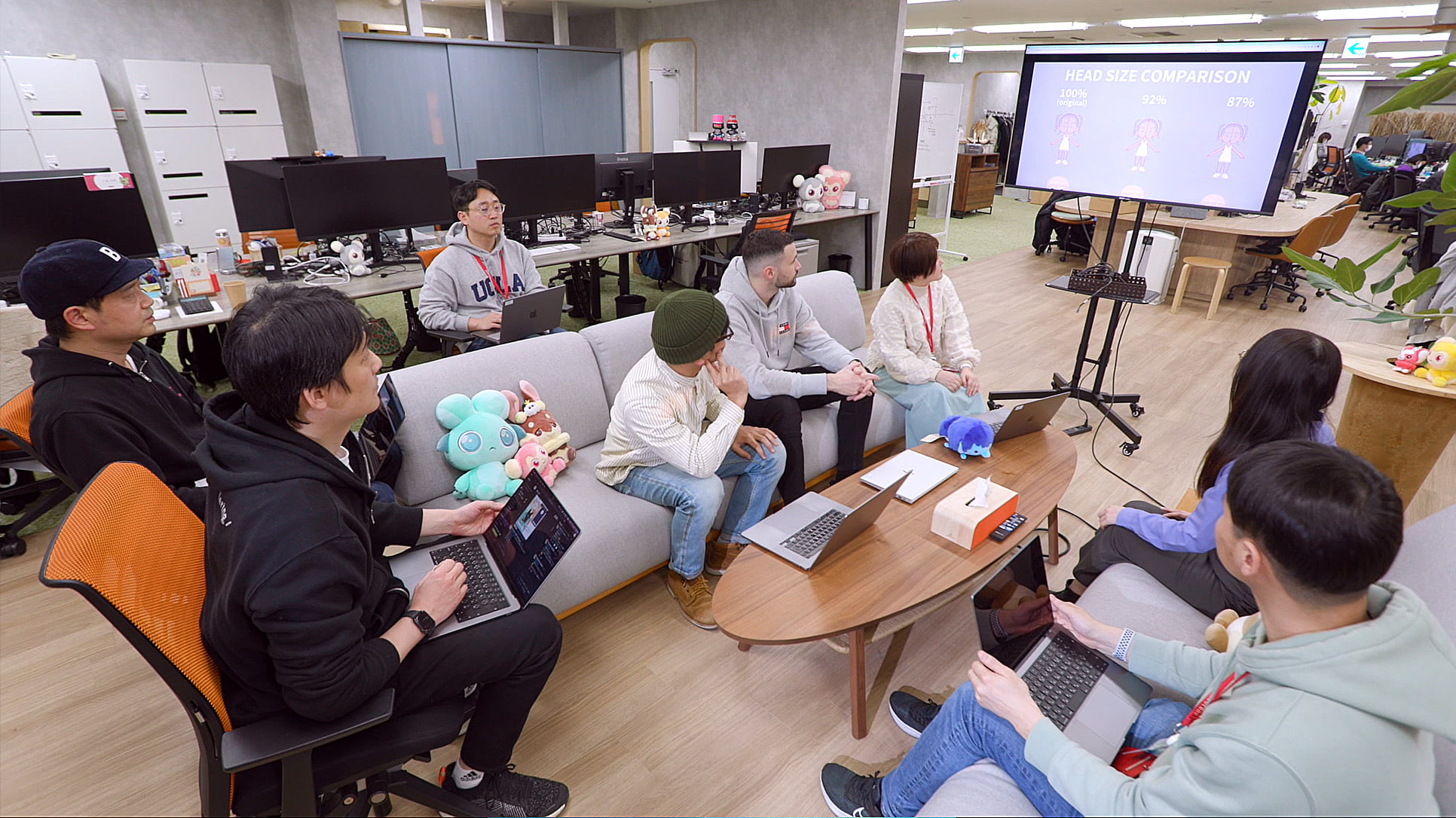 オフィスで会議をしている様子